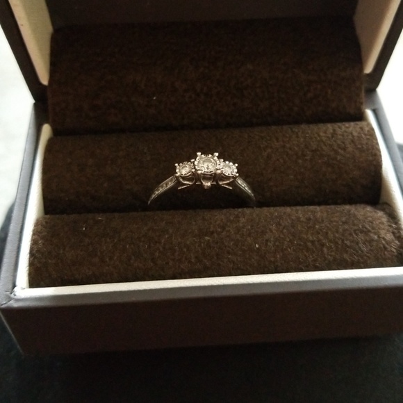 Engagement ring - Picture 1 of 3